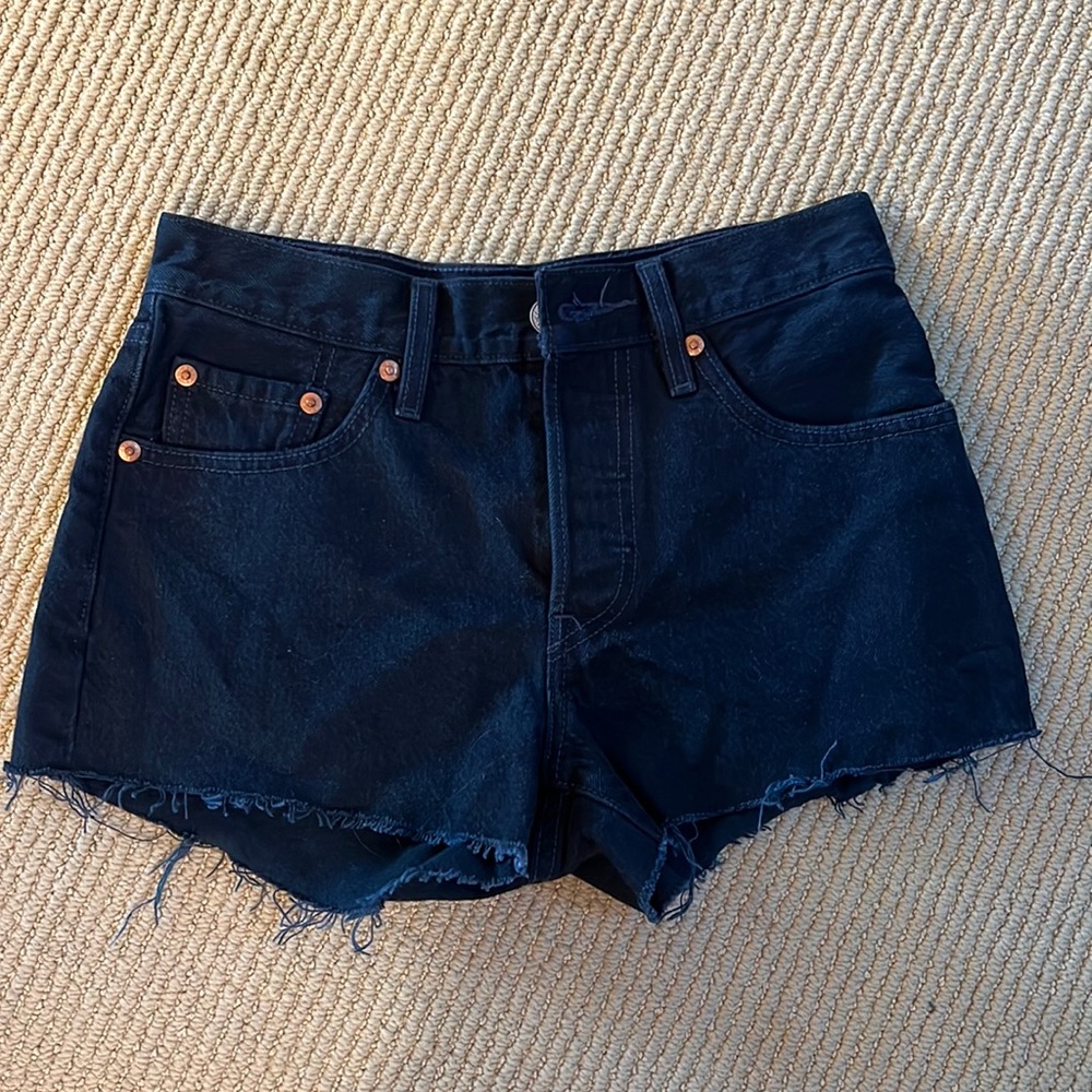 Dark Blue denim shorts from Levi’s, size 24, never worn!